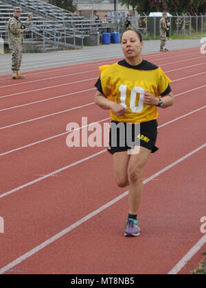 Concorrenti nel mio corpo guerriero migliore concorrenza (BWC) preparare per condurre l'esercito fisica Test di fitness per iniziare il 3° giorno del concorso maggio 16, 2018 a base comune Lewis-Mccorda. (U.S. Esercito foto di Sgt. Kyle Larsen) Foto Stock