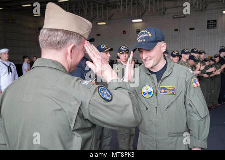 NORFOLK, Virginia (17 maggio 2018) - Lt. Thomas Pausche chiede il permesso di recarsi a terra da Capt. Richard McCormack, USS Gerald Ford (CVN 78) comandante, prima della partenza della nave per il suo comando successivo. (U.S. Foto di Marina di Massa lo specialista di comunicazione di terza classe Joshua Murray) Foto Stock