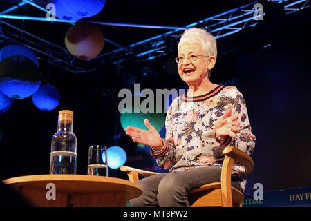 Festival di fieno, Hay on Wye, Regno Unito - Lunedì 28 Può 2018 - Jacqueline Wilson il tanto amato i bambini dell'autore sul palco del Festival di fieno parlando della sua Hetty Feather serie di libri - Foto Steven Maggio / Alamy Live News Foto Stock