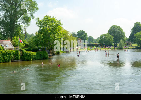 Fordingbridge, Hampshire, Regno Unito, 28th maggio 2018, Meteo: Il parco di Rriveside è occupato con la gente fuori godendo il glorioso clima caldo di vacanza della banca dalle acque fredde del fiume Avon mentre fluisce attraverso la città di New Forest. Foto Stock