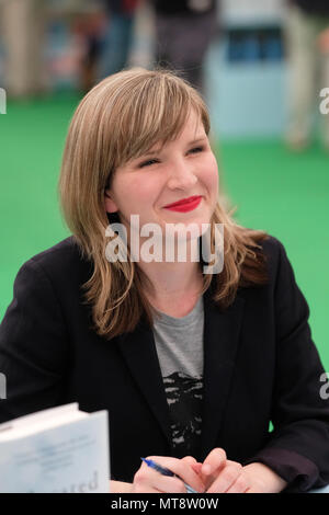 Festival di fieno, Hay on Wye, Regno Unito - Lunedì 28 Può 2018 - autore americano Tara Westover in Hay Festival bookshop - Photo Steven Maggio / Alamy Live News Foto Stock