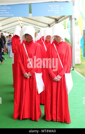 Festival di fieno, Hay on Wye, Regno Unito - Lunedì 28 Può 2018 - Le ancelle di arrivare a escort autore Margaret Atwood per il palco del Festival di fieno per discutere le Ancelle racconto - Photo Steven Maggio / Alamy Live News Foto Stock