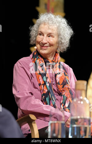 Festival di fieno, Hay on Wye, Regno Unito - Lunedì 28 Può 2018 - Margaret Atwood sul palco del Festival di fieno per discutere il suo romanzo dystopian ancelle racconto - Photo Steven Maggio / Alamy Live News Foto Stock