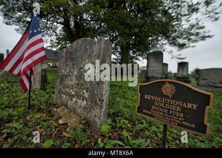 Bloomfield, Stati Uniti d'America. 28 maggio 2018: una piccola bandiera segna la tomba di guerra rivoluzionaria veterano Lt. Enoch Furr, (1752-1845) a Ebenezer chiesa battista nel cimitero del villaggio di Bloomfield in Western Loudoun County, Virginia. (Foto di Douglas Graham/Loudoun ora) Credito: William Graham/Alamy Live News Foto Stock