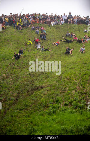 Coopers Hill, Gloucester, Regno Unito. Il 28 maggio 2018. Annuali di formaggio non ufficiale di laminazione e di evento di risveglio. La donna di gara. Crazy concorsi provenienti da tutto il mondo si riuniscono alla sommità di una collina di fase nel Gloucestershire ad inseguire un 9lb formaggio la rotellina verso il basso. Come in 200 anni di tradizione la prima al fondo vince il formaggio. Credito: 79Fotografia/Alamy Live News Foto Stock