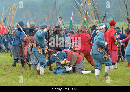 Ashton Court station wagon, Bristol, Regno Unito. 28 maggio 2018 lunedì festivo. Spettatori prendere per Ashton Court Estate a Bristol per guardare un campo di battaglia Re-Enactment tra parlamentari v i realisti. La sua il 375 anniversario di assedio di Bristol,la prima battaglia ebbe luogo nel 1643. Credito: Robert Timoney/Alamy Live News Foto Stock