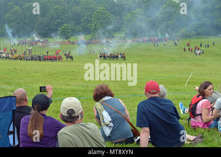 Ashton Court station wagon, Bristol, Regno Unito. 28 maggio 2018 lunedì festivo. Spettatori prendere per Ashton Court Estate a Bristol per guardare un campo di battaglia Re-Enactment tra parlamentari v i realisti. La sua il 375 anniversario di assedio di Bristol,la prima battaglia ebbe luogo nel 1643. Credito: Robert Timoney/Alamy Live News Foto Stock