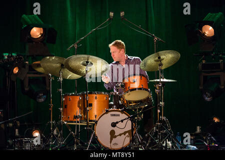 Bergen, Norvegia. Maggio 27, 2018. La American jazz trio Goldings - Bernstein - Steward esegue un concerto dal vivo a USF Verftet durante Nattjazz 2018 a Bergen. Qui il compositore e il batterista Bill Stewart è visto dal vivo sul palco. (Photo credit: Gonzales foto - Jarle H. Moe). Credito: Gonzales foto/Alamy Live News Foto Stock