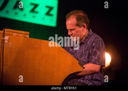 Bergen, Norvegia. Maggio 27, 2018. La American jazz trio Goldings - Bernstein - Steward esegue un concerto dal vivo a USF Verftet durante Nattjazz 2018 a Bergen. Qui compositore e organista Larry Goldings è visto dal vivo sul palco. (Photo credit: Gonzales foto - Jarle H. Moe). Credito: Gonzales foto/Alamy Live News Foto Stock