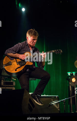 Bergen, Norvegia. Maggio 27, 2018. La American jazz trio Goldings - Bernstein - Steward esegue un concerto dal vivo a USF Verftet durante Nattjazz 2018 a Bergen. Qui il compositore e chitarrista Peter Bernstein è visto dal vivo sul palco. (Photo credit: Gonzales foto - Jarle H. Moe). Credito: Gonzales foto/Alamy Live News Foto Stock