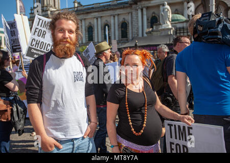 Municipio di Belfast, Irlanda del Nord.28 maggio 2018. Lucile Vanlerberghe (31) dalla Francia che ios dovuta a partorire in giugno al #TimeForChoice rally al di fuori del Belfast City HallPhoto: Sean Harkin/Alamy Live News Foto Stock