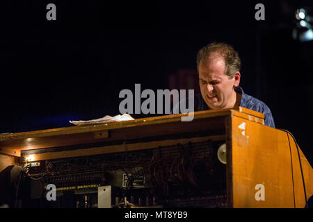 Bergen, Norvegia. Maggio 27, 2018. La American jazz trio Goldings - Bernstein - Steward esegue un concerto dal vivo a USF Verftet durante Nattjazz 2018 a Bergen. Qui compositore e organista Larry Goldings è visto dal vivo sul palco. (Photo credit: Gonzales foto - Jarle H. Moe). Credito: Gonzales foto/Alamy Live News Foto Stock