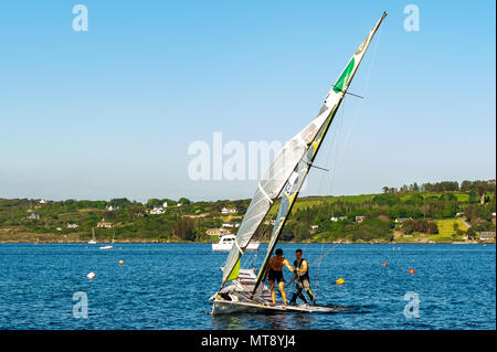 Schull, Irlanda. 28 Maggio, 2018. Tokyo 2020 Olympic hopefuls Oisín O'Driscoll e Mark Hassett addestrato nel loro 49er in Schull su un blisteringly giornata calda in Schull. Met Éireann ha previsto una calda serata con sole nebuloso e la doccia dispari con bassi di 10 a 14 C. Credit: Andy Gibson/Alamy Live News. Foto Stock