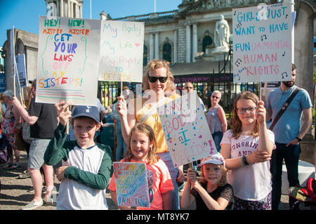 Belfast, Irlanda del Nord. 28/05/2018 - Una madre e quattro bambini tenere cartelloni sostenendo il diritto di scegliere. Circa 500 persone si radunano a Belfast City Hall di chiamare per la depenalizzazione dell aborto in Irlanda del Nord. Si tratta del giorno dopo un referendum svoltosi nella Repubblica di Irlanda ha restituito un sostanziale sì alla rimozione del ottavo emendamento della costituzione che dà uguale diritto di vita sia per la madre che per il bambino, efficacemente il divieto di aborto in tutte le circostanze. Foto Stock