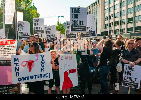 Belfast, Irlanda del Nord. 28/05/2018 - circa 500 persone si radunano a Belfast City Hall di chiamare per la depenalizzazione dell aborto in Irlanda del Nord. Si tratta del giorno dopo un referendum svoltosi nella Repubblica di Irlanda ha restituito un sostanziale sì alla rimozione del ottavo emendamento della costituzione che dà uguale diritto di vita sia per la madre che per il bambino, efficacemente il divieto di aborto in tutte le circostanze. Foto Stock