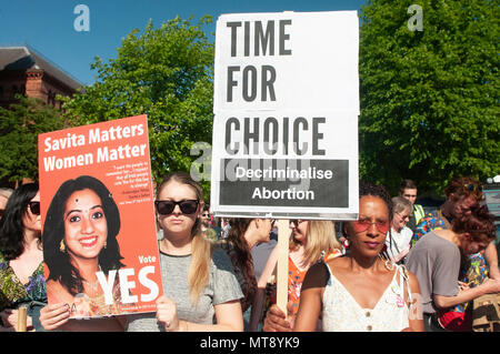 Belfast, Irlanda del Nord. 28/05/2018 - circa 500 persone si radunano a Belfast City Hall di chiamare per la depenalizzazione dell aborto in Irlanda del Nord. Si tratta del giorno dopo un referendum svoltosi nella Repubblica di Irlanda ha restituito un sostanziale sì alla rimozione del ottavo emendamento della costituzione che dà uguale diritto di vita sia per la madre che per il bambino, efficacemente il divieto di aborto in tutte le circostanze. Foto Stock