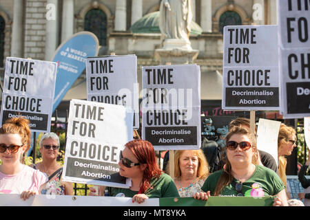 Belfast, Irlanda del Nord. 28/05/2018 - circa 500 persone si radunano a Belfast City Hall di chiamare per la depenalizzazione dell aborto in Irlanda del Nord. Si tratta del giorno dopo un referendum svoltosi nella Repubblica di Irlanda ha restituito un sostanziale sì alla rimozione del ottavo emendamento della costituzione che dà uguale diritto di vita sia per la madre che per il bambino, efficacemente il divieto di aborto in tutte le circostanze. Foto Stock