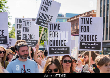 Belfast, Irlanda del Nord. 28/05/2018 - circa 500 persone si radunano a Belfast City Hall di chiamare per la depenalizzazione dell aborto in Irlanda del Nord. Si tratta del giorno dopo un referendum svoltosi nella Repubblica di Irlanda ha restituito un sostanziale sì alla rimozione del ottavo emendamento della costituzione che dà uguale diritto di vita sia per la madre che per il bambino, efficacemente il divieto di aborto in tutte le circostanze. Foto Stock