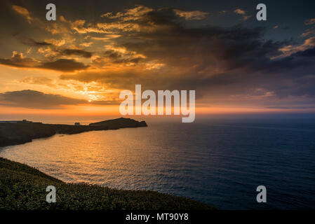 Newquay, Cornwall, Regno Unito. 28 Maggio, 2018. Regno Unito Meteo. Un glorioso tramonto su Towan promontorio alla fine di una giornata di splendida estate meteo per Newquay, Cornwall. Gordon Scammell/Alamy Live News Foto Stock