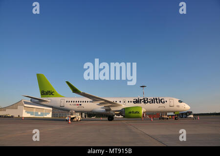 Riga. 12 Luglio, 2017. File foto prese sulla luglio 12, 2017 mostra un Bombardier CS300 aerei di Lettonia la compagnia aerea nazionale airBaltic aeroporto internazionale di Riga, Riga, Lettonia. La lettonia a vettore nazionale airBaltic sta per ordinare fino a 60 Più Bombardier CS300 aerei di linea per la sua flotta in una trattativa per un valore di più di 5 miliardi di euro (5,81 miliardi di dollari), AZIENDA CEO Martin Gauss ha annunciato lunedì. Credito: Janis/Xinhua/Alamy Live News Foto Stock