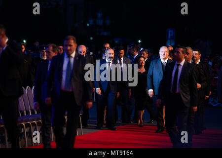 Yerevan, Armenia. 28 Maggio, 2018. Il primo ministro NIKOL PASHINYAN arriva a Piazza della Repubblica per il giorno della Repubblica celebrazione Credit: Djaferian Ani/ZUMA filo/Alamy Live News Foto Stock