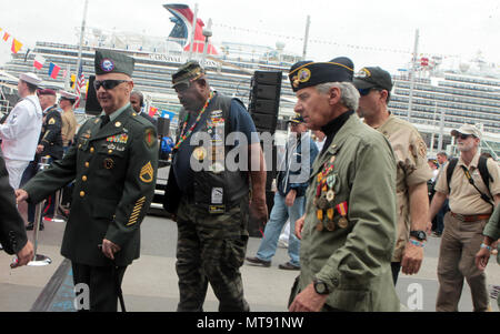 New York, NY, STATI UNITI D'AMERICA. 28 Maggio, 2018. Soldati statunitensi composta da rappresentanti dell'esercito, marina militare, aeronautica militare & Marines, insieme con la partecipazione di membri del pubblico, distendere un enorme bandiera americana come frequentano il 2018 Giorno Memoriale della cerimonia di premiazione che si terrà a bordo della U.S.S Intrepid Sea, aria, il Museo dello Spazio complesso su maggio 28, 2018 a New York City. Credito: Mpi43/media/punzone Alamy Live News Foto Stock