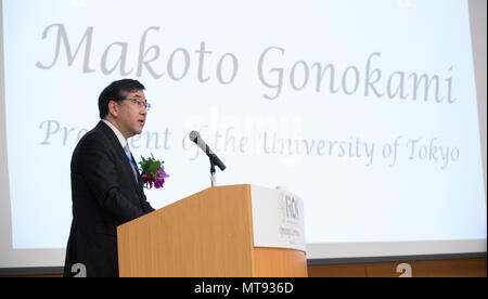 Maggio 28, 2018 Università di Tokyo, Tokyo, Giappone: Makoto Gonokami, Presidente dell'Università di Tokyo, durante la cerimonia di apertura per il centro internazionale di ricerca per Neurointelligence (IRCN) all Università di Tokyo a Tokyo in Giappone. IRCN, capeggiata da Takao Hench, Professore, molecolare e biologia cellulare, Professore, neurologia, Boston bambini Centro ospedaliero per la scienza del cervello, Harvard University si trova sulla University di Tokyo Hongo campus. Credito: Keiko Hiromi/AFLO/Alamy Live News Foto Stock