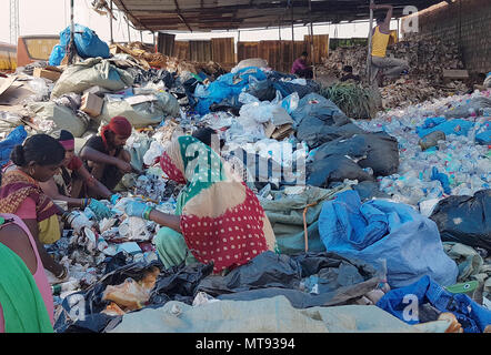 16 maggio 2018, India, Nuova Delhi: persone separare i rifiuti in un deposito di rifiuti sul bordo della città. Gli esperti pensano che 60 a 70 percento del riciclo in India succede a mani di unofficial garbage collector. Foto: Nick Kaiser/dpa Foto Stock