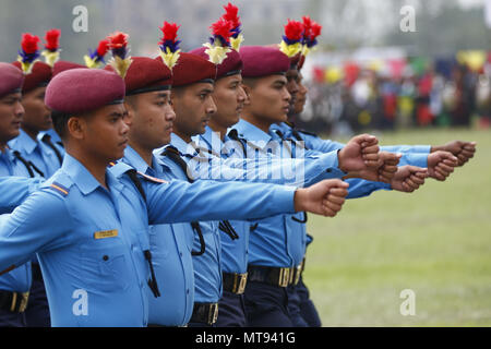 Kathmandu, Nepal. 29 Maggio, 2018. Polizia nepalese marzo passato durante il giorno della Repubblica celebrazioni a Kathmandu, Nepal Martedì, 29 maggio 2018. Il giorno della Repubblica commemora l inizio della Repubblica federale democratica d Nepal segna il giorno in cui il Nepal diventò una repubblica stato il 29 maggio 2008. Credito: Skanda Gautam/ZUMA filo/Alamy Live News Foto Stock