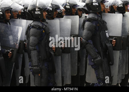 Kathmandu, Nepal. 29 Maggio, 2018. Nepalese Polizia Antisommossa marzo passato durante il giorno della Repubblica celebrazioni a Kathmandu, Nepal Martedì, 29 maggio 2018. Il giorno della Repubblica commemora l inizio della Repubblica federale democratica d Nepal segna il giorno in cui il Nepal diventò una repubblica stato il 29 maggio 2008. Credito: Skanda Gautam/ZUMA filo/Alamy Live News Foto Stock