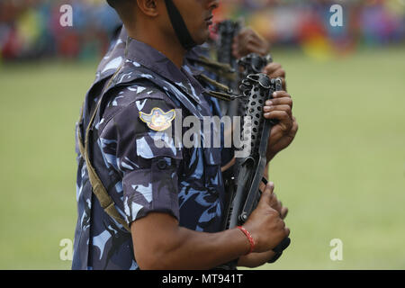 Kathmandu, Nepal. 29 Maggio, 2018. Polizia nepalese marzo passato durante il giorno della Repubblica celebrazioni a Kathmandu, Nepal Martedì, 29 maggio 2018. Il giorno della Repubblica commemora l inizio della Repubblica federale democratica d Nepal segna il giorno in cui il Nepal diventò una repubblica stato il 29 maggio 2008. Credito: Skanda Gautam/ZUMA filo/Alamy Live News Foto Stock