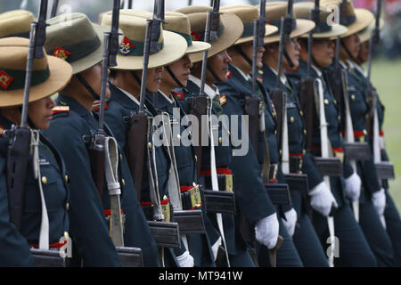 Kathmandu, Nepal. 29 Maggio, 2018. Esercito nepalese marzo passato durante il giorno della Repubblica celebrazioni a Kathmandu, Nepal Martedì, 29 maggio 2018. Il giorno della Repubblica commemora l inizio della Repubblica federale democratica d Nepal segna il giorno in cui il Nepal diventò una repubblica stato il 29 maggio 2008. Credito: Skanda Gautam/ZUMA filo/Alamy Live News Foto Stock