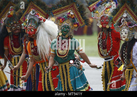 Kathmandu, Nepal. 29 Maggio, 2018. Nepalese danzatori mascherati rivestito come divinità eseguire durante il giorno della Repubblica celebrazioni a Kathmandu, Nepal Martedì, 29 maggio 2018. Il giorno della Repubblica commemora l inizio della Repubblica federale democratica d Nepal segna il giorno in cui il Nepal diventò una repubblica stato il 29 maggio 2008. Credito: Skanda Gautam/ZUMA filo/Alamy Live News Foto Stock