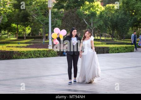 Taiyuan, Taiyuan, Cina. 27 Maggio, 2018. Taiyuan, Cina-27Maggio 2018: due neolaureate prendere creative foto di graduazione di diversi temi tra cui foto di nozze e la squadra di basket a Shanxi University di Taiyuan, Cina del nord della provincia di Shanxi. Credito: SIPA Asia/ZUMA filo/Alamy Live News Foto Stock