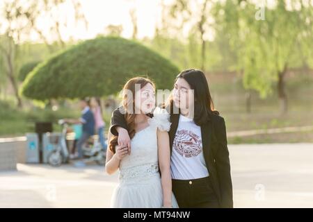 Taiyuan, Taiyuan, Cina. 27 Maggio, 2018. Taiyuan, Cina-27Maggio 2018: due neolaureate prendere creative foto di graduazione di diversi temi tra cui foto di nozze e la squadra di basket a Shanxi University di Taiyuan, Cina del nord della provincia di Shanxi. Credito: SIPA Asia/ZUMA filo/Alamy Live News Foto Stock