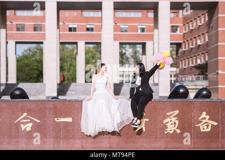 Taiyuan, Taiyuan, Cina. 27 Maggio, 2018. Taiyuan, Cina-27Maggio 2018: due neolaureate prendere creative foto di graduazione di diversi temi tra cui foto di nozze e la squadra di basket a Shanxi University di Taiyuan, Cina del nord della provincia di Shanxi. Credito: SIPA Asia/ZUMA filo/Alamy Live News Foto Stock