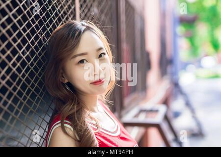 Taiyuan, Taiyuan, Cina. 27 Maggio, 2018. Taiyuan, Cina-27Maggio 2018: due neolaureate prendere creative foto di graduazione di diversi temi tra cui foto di nozze e la squadra di basket a Shanxi University di Taiyuan, Cina del nord della provincia di Shanxi. Credito: SIPA Asia/ZUMA filo/Alamy Live News Foto Stock