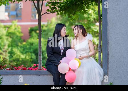 Taiyuan, Taiyuan, Cina. 27 Maggio, 2018. Taiyuan, Cina-27Maggio 2018: due neolaureate prendere creative foto di graduazione di diversi temi tra cui foto di nozze e la squadra di basket a Shanxi University di Taiyuan, Cina del nord della provincia di Shanxi. Credito: SIPA Asia/ZUMA filo/Alamy Live News Foto Stock