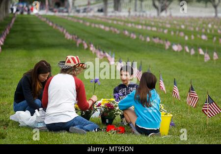 Los Angeles, Stati Uniti d'America. 28 Maggio, 2018. Persone preparare fiori durante il Memorial Day rispetto alla Los Angeles Cimitero Nazionale di Los Angeles, negli Stati Uniti il 28 maggio 2018. Credito: Zhao Hanrong/Xinhua/Alamy Live News Foto Stock