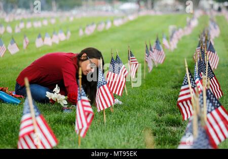 Los Angeles, Stati Uniti d'America. 28 Maggio, 2018. Una donna mette fiori su un veterano di pietra tombale durante il Memorial Day rispetto alla Los Angeles Cimitero Nazionale di Los Angeles, negli Stati Uniti il 28 maggio 2018. Credito: Zhao Hanrong/Xinhua/Alamy Live News Foto Stock