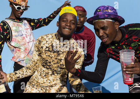 Johannesburg, Soweto, Sud Africa. 26 Maggio, 2018. I visitatori della danza Izikhothane evento stand per un ritratto, presso il Parco Thokoza a Soweto, Johannesburg. Credito: Stefan Kleinowitz/ZUMA filo/Alamy Live News