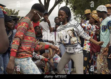 Johannesburg, Soweto, Sud Africa. 31 Mar, 2018. I visitatori della manifestazione Izikhothane ballare e divertirsi al parco Thokoza a Soweto, Johannesburg. Credito: Stefan Kleinowitz/ZUMA filo/Alamy Live News Foto Stock