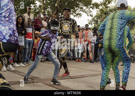 Johannesburg, Soweto, Sud Africa. 31 Mar, 2018. I visitatori della manifestazione Izikhothane ballare e divertirsi al parco Thokoza a Soweto, Johannesburg. Credito: Stefan Kleinowitz/ZUMA filo/Alamy Live News Foto Stock