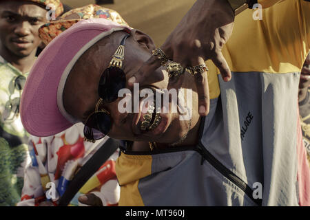 Johannesburg, Soweto, Sud Africa. 31 Mar, 2018. I visitatori della manifestazione Izikhothane ballare e divertirsi al parco Thokoza a Soweto, Johannesburg. Credito: Stefan Kleinowitz/ZUMA filo/Alamy Live News Foto Stock