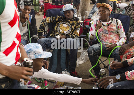 Johannesburg, Soweto, Sud Africa. 31 Mar, 2018. I visitatori della manifestazione Izikhothane ballare e divertirsi al parco Thokoza a Soweto, Johannesburg. Credito: Stefan Kleinowitz/ZUMA filo/Alamy Live News Foto Stock