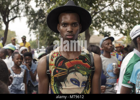 Johannesburg, Soweto, Sud Africa. 31 Mar, 2018. I visitatori della manifestazione Izikhothane ballare e divertirsi al parco Thokoza a Soweto, Johannesburg. Credito: Stefan Kleinowitz/ZUMA filo/Alamy Live News Foto Stock