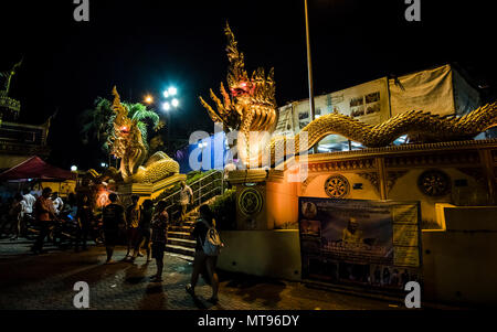 Kuala Lumpur, Malesia. 28 Maggio, 2018. Wesak day celebrazione kick off a Buddista tailandese Chetawan Tempio a Petaling Jaya, Malaysia il 28 maggio 2018. Dedica buddista visitate il tempio sul Wesak giorno. © Danny Chan/Alamy Live News. Foto Stock