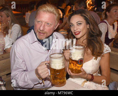 Monaco di Baviera, Germania. Xviii Sep, 2016. Archiviato - 18 settembre 2016, Germania, Monaco di Baviera: la leggenda del tennis Boris Becker e sua moglie Lilly tenendo i loro bicchieri da birra come frequentano il 183rd Wiesn. Credito: Felix Hörhager/dpa/Alamy Live News Foto Stock