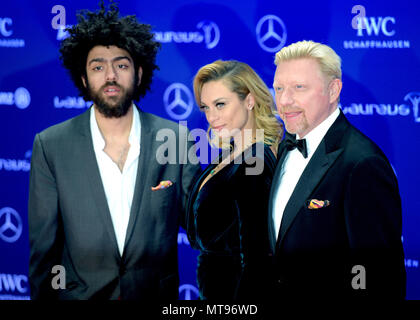 Archiviato - 18 aprile 2016, Germania Berlino: Boris (R), figlio di Noè, e moglie Lilly Becker, arrivando per la cerimonia di premiazione dei Laureus Sport Awards. Foto: Rainer Jensen/dpa Foto Stock