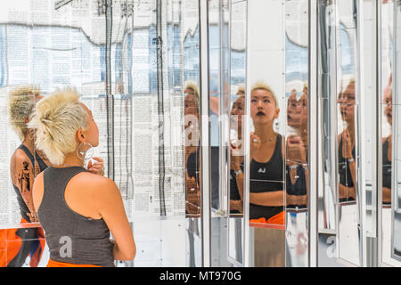 Londra, Regno Unito. 29 Maggio, 2018. Via negativa II, 2014 - labyrinthian un labirinto di specchi infinity illuminato da luci incandescenti - Lee Bul: Crash, una nuova mostra alla Hayward Gallery con il lavoro di uno di Asia più acclamato artisti contemporanei. Questo ambizioso mostra esplora la gamma completa del suo pionieristico e stimolante lavorare da oltre tre decenni. Credito: Guy Bell/Alamy Live News Foto Stock